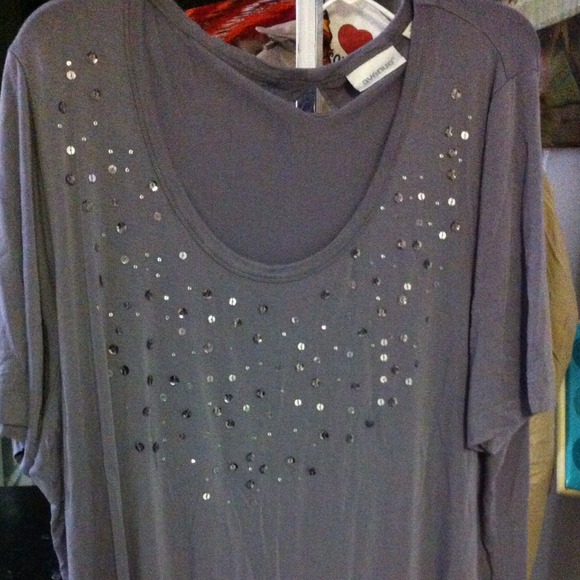 🍭SOLD IN BUNDLE Grey Embellished Keyhole Shirt🍭