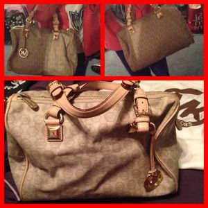 MK purse come with dust bag! Need gone ASAP!