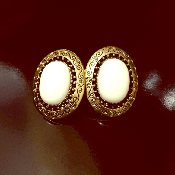 ⛔SOLD⛔White Cream Vintage Earrings