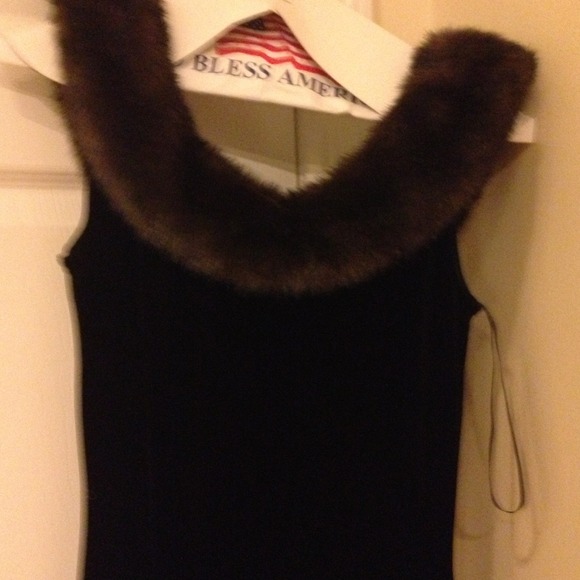 Beautiful vintage  velour evening gown w/ faux fur - Picture 1 of 4