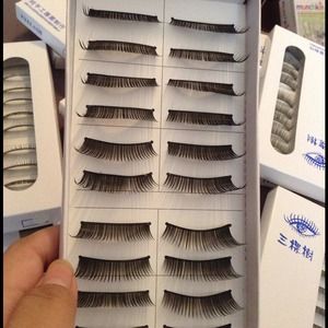 False fake eyelashes !