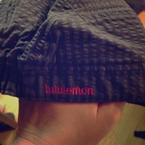 Lululemon grey stripped hat. Perfect condition!!