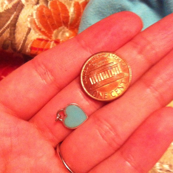 Tiffani's heart pendent ..