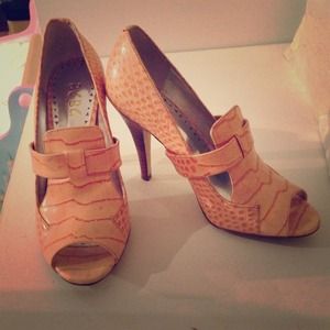 ⭕⭕⭕REDUCED⭕⭕⭕BCBG coral open toe pumps