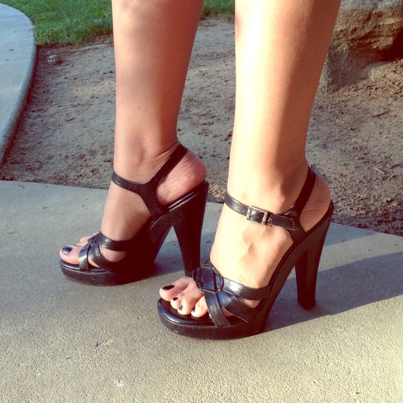 ⛔️️Sold ⛔️Bebe Heels