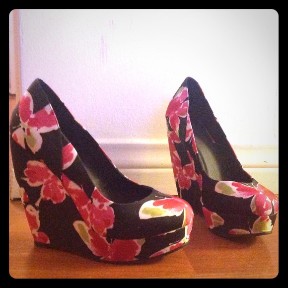 Black/pink/white close toe wedged heels