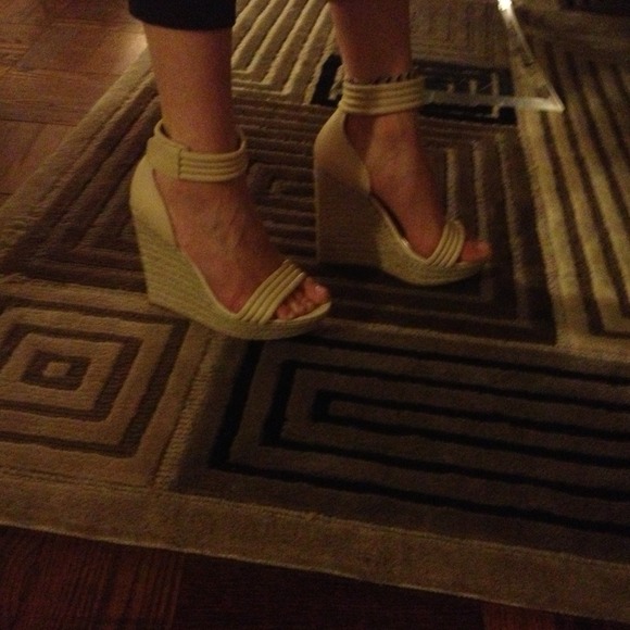 Stunning Badgely Mischka Wedges -NIB size 8