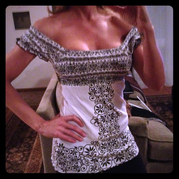 🚨Sold!!🚨 💘White with Chocolate print Top