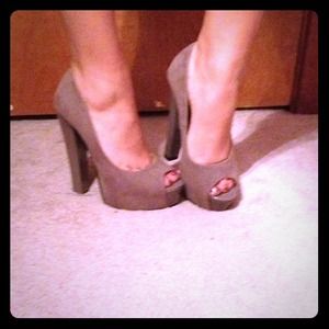 Grey high pumps