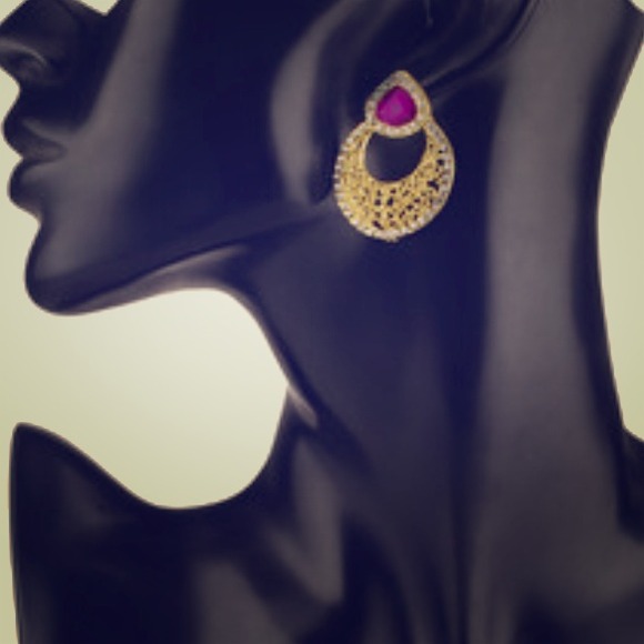 Gold earrings with a touch of purple stone