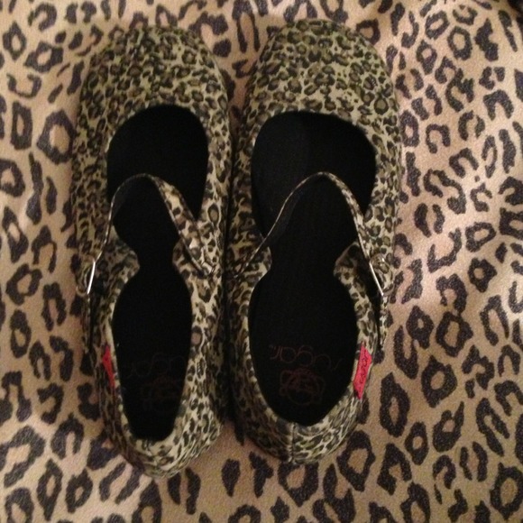 Never worn. Cute flats.