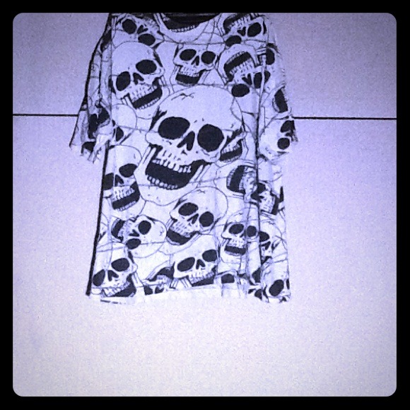 Men's Skull & Barbed Wire Tee   *** ON SALE ***