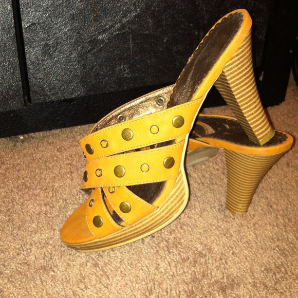 ⭕SOLD⭕ Rampage heels - Picture 3 of 4