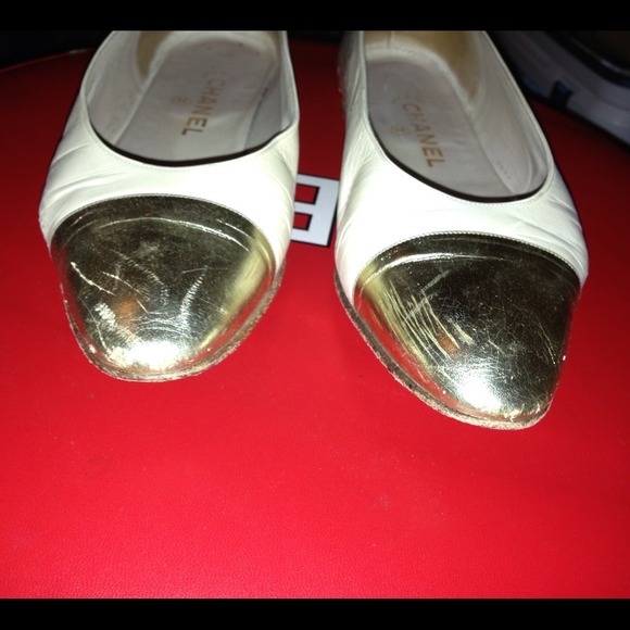 Authentic CHANEL off white & gold cap toe flats - Picture 2 of 4