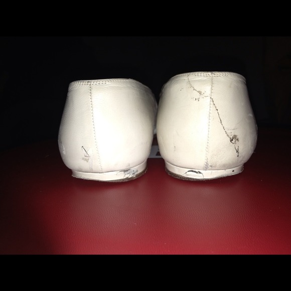 Authentic CHANEL off white & gold cap toe flats - Picture 4 of 4