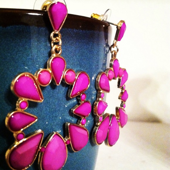 REDUCED! New! Fuchsia stone statement earrings - Picture 3 of 4
