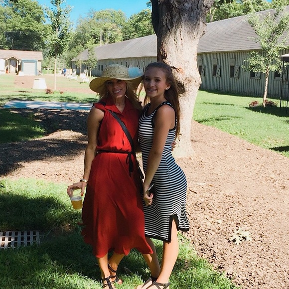 Meet your Posher! I ❤️ Vintage with modern flare. - Picture 2 of 2