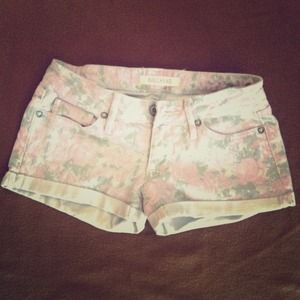 Cutest Bullhead Floral denim shorts🌺