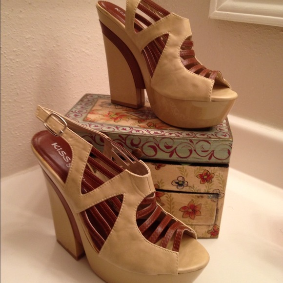 Vintage Inspired Kiss & Tell Platform Heels Sz10 - Picture 2 of 8