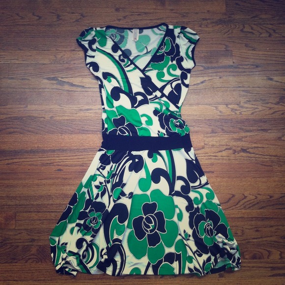 Beautiful modern floral print flutter dress. (L)