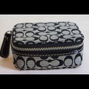 NWT COACH SIGNATURE TRIPLE PILL BOX. BLACK/WHITE