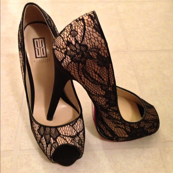 Size 6 Jirina Signature peep toe platform heels. - Picture 2 of 4