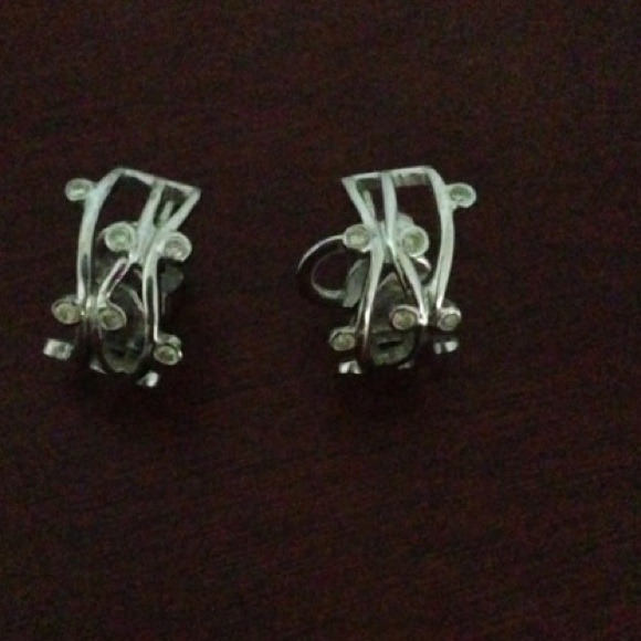 14K White Gold Dorm Earring