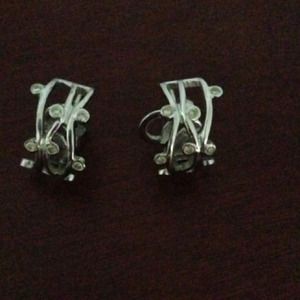 14K White Gold Dorm Earring