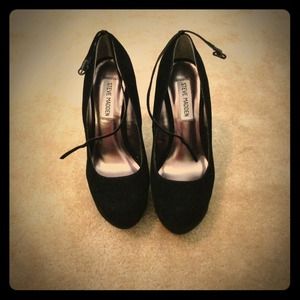 Black velvet Steve Madden wedges!!