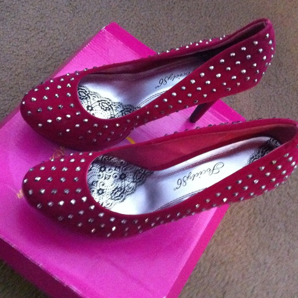 Studded heels - Picture 1 of 3