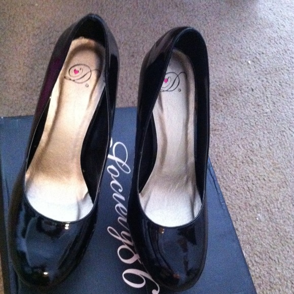 Black patent heels - Picture 1 of 2