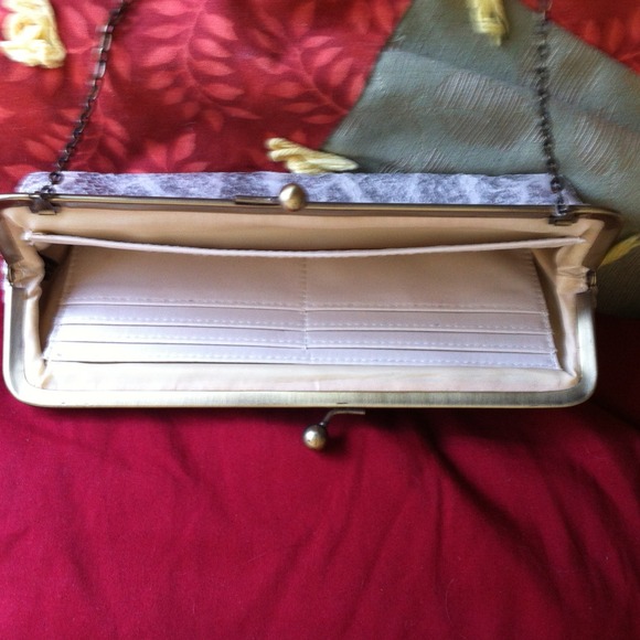 Small clutch w/ chain NEW - Picture 2 of 3