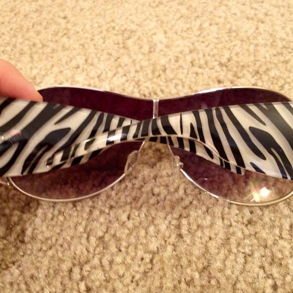 ❌BUNDLED❌Zebra sunglasses ?