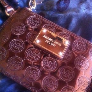 HOLD AUTHENTIC Michael Kors wristlet