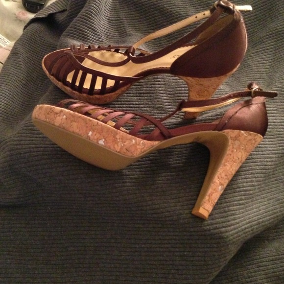 Reduced 🎁NWOT BCBGirls brown silk platform heels - Picture 2 of 3