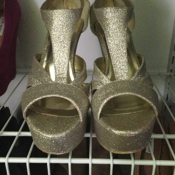 Steve Madden gold open toe wedges - Picture 2 of 3