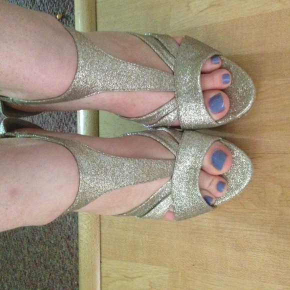 Steve Madden gold open toe wedges - Picture 3 of 3