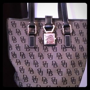 Bundle for Vigna31 Dooney & Bourke logo purse.