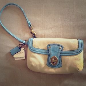 🆕 Coach Wristlet F42399