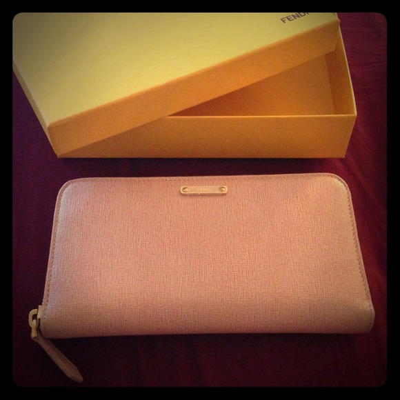 Fendi wallet pink color New in the box!!!!
