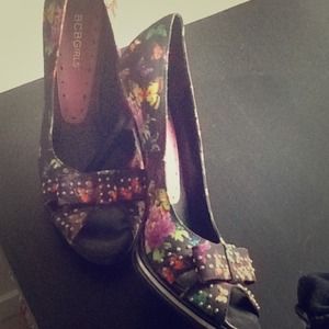 Size 8 BCBG never been worn.