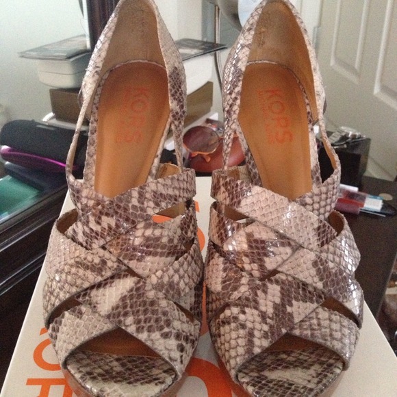 💢SOLD💢 Michael Kors shoes - Picture 2 of 3