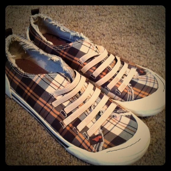 Rocket dog slide in sneakers