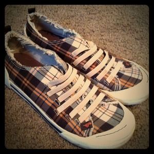 Rocket dog slide in sneakers