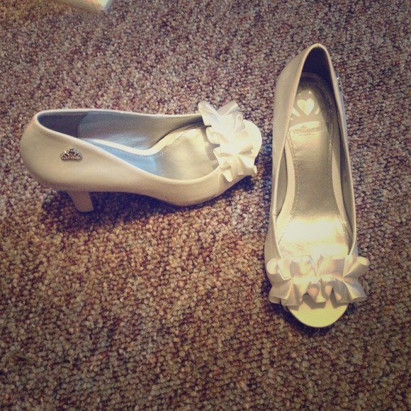 Fergalicious white peep toe pumps
