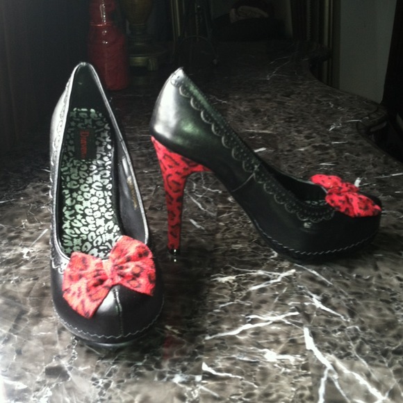 👠Black and Red Pumps👠
