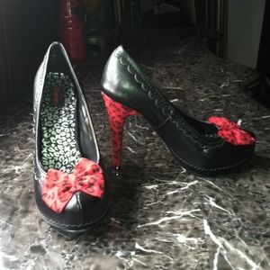 👠Black and Red Pumps👠