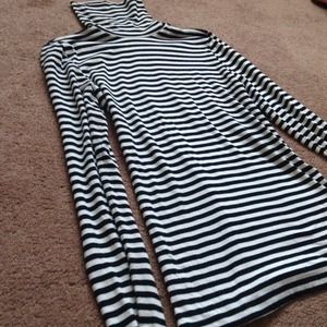 Black and white turtle neck long sleeve shirt