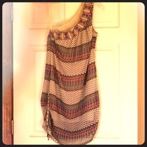 Very pretty one shoulder dress!!!