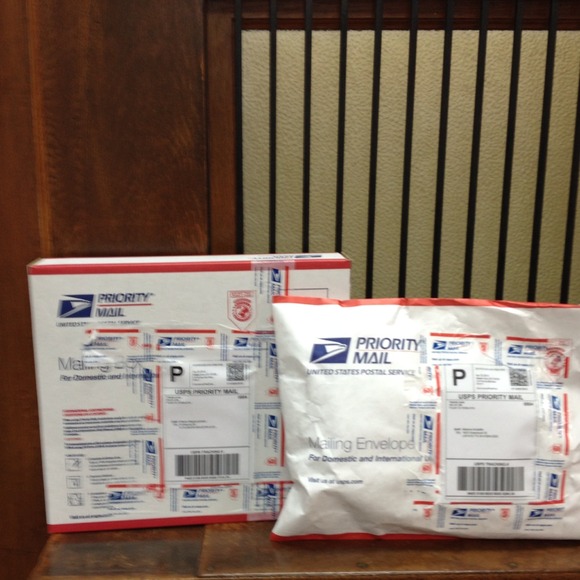 Hey Ladies your items have shipped!!!💌💌💌